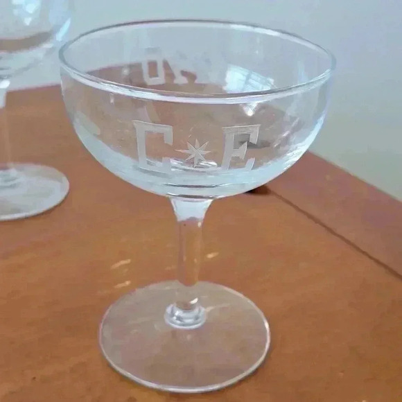 CHAMPAGNE ROUND GLASS COLLECTIBLE AND VINTAGE - Picture 3 of 4